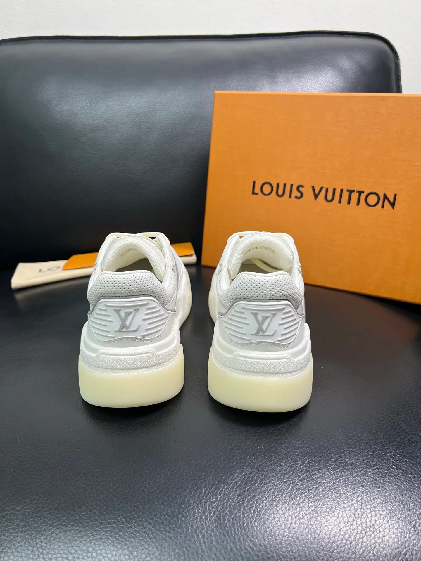 Men's shoes 💰900 Lv top purchase Louis Vuitton, counter synchronization, uppers imported from Italy cowhide, imported mesh padding soft and comfortable, soles: original soles specially provided by the original factory, T men's shoes 💰U exclusive movable molded soles super comfortable, original factory and single goods, high quality, welcome to compare, code number 38-44 (customized 45) 85883